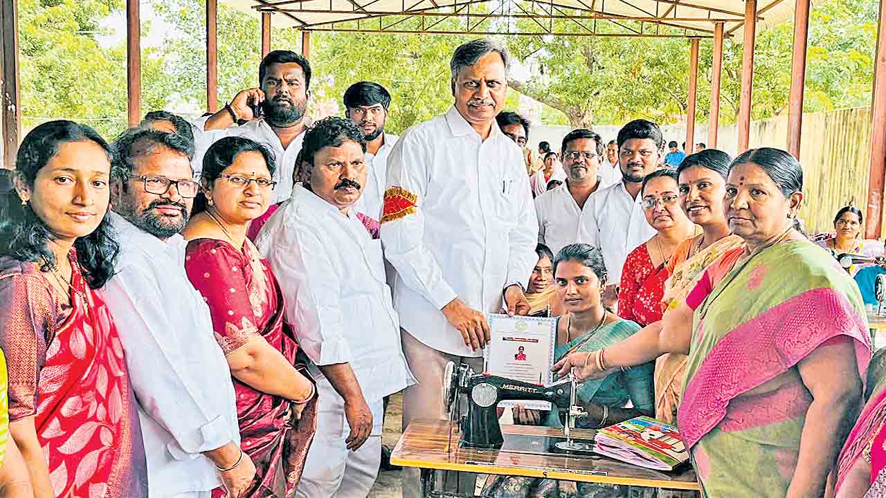 ‘దళిత బంధు’ను కొనసాగించాలి