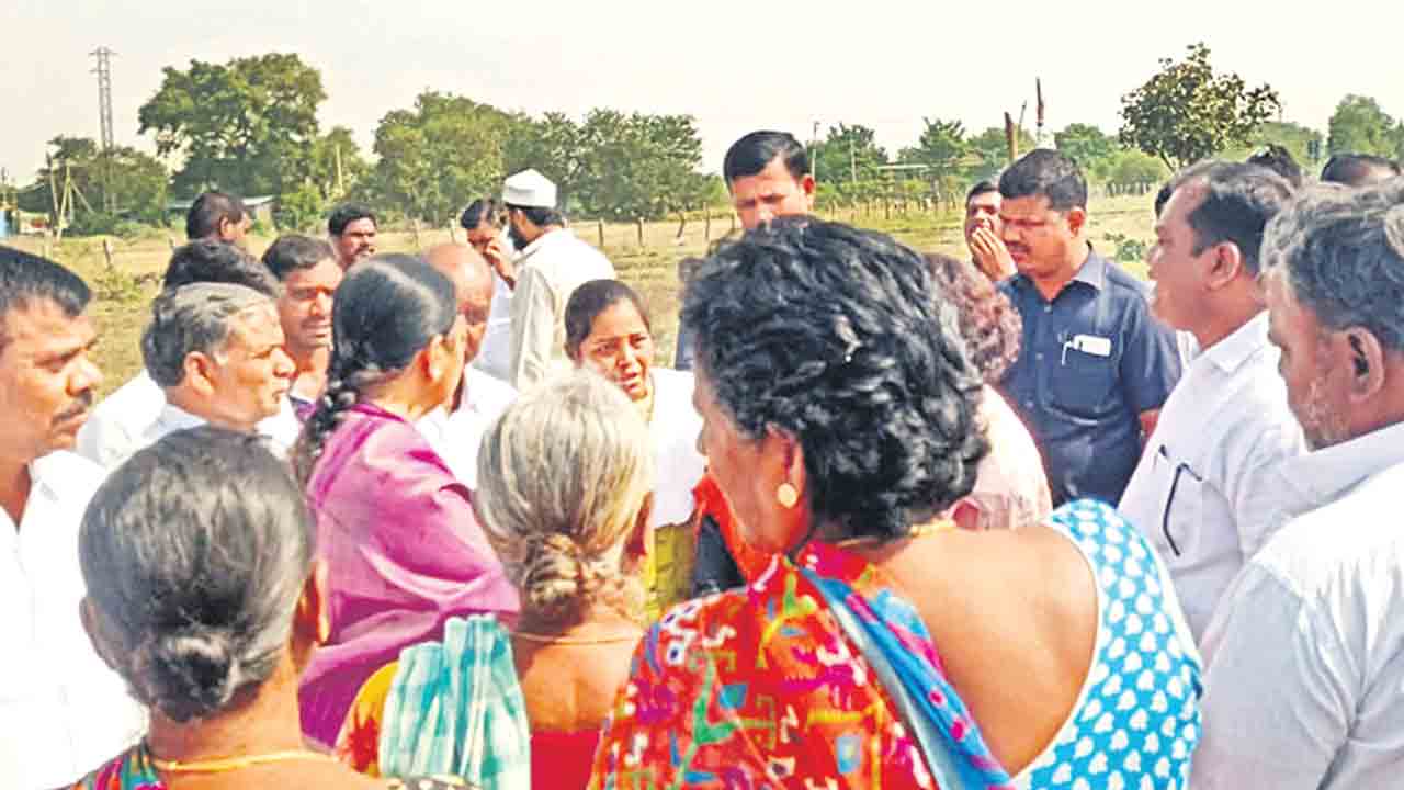 కూలీ డబ్బులు ఇప్పించండి మేడం