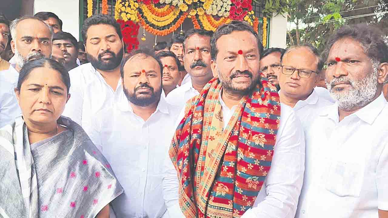 అడ్డగోలు హామీలతో మోసం చేస్తున్న ప్రభుత్వం