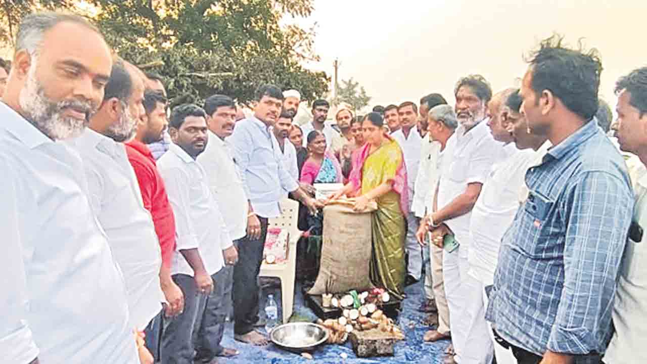 ఆంక్షలు లేకుండా బోనస్‌ ఇవ్వాలి