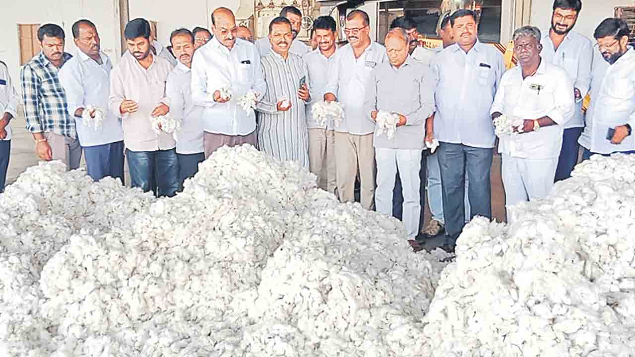 కొనుగోలు కేంద్రాల్లో మద్దతు ధర చెల్లించాలి