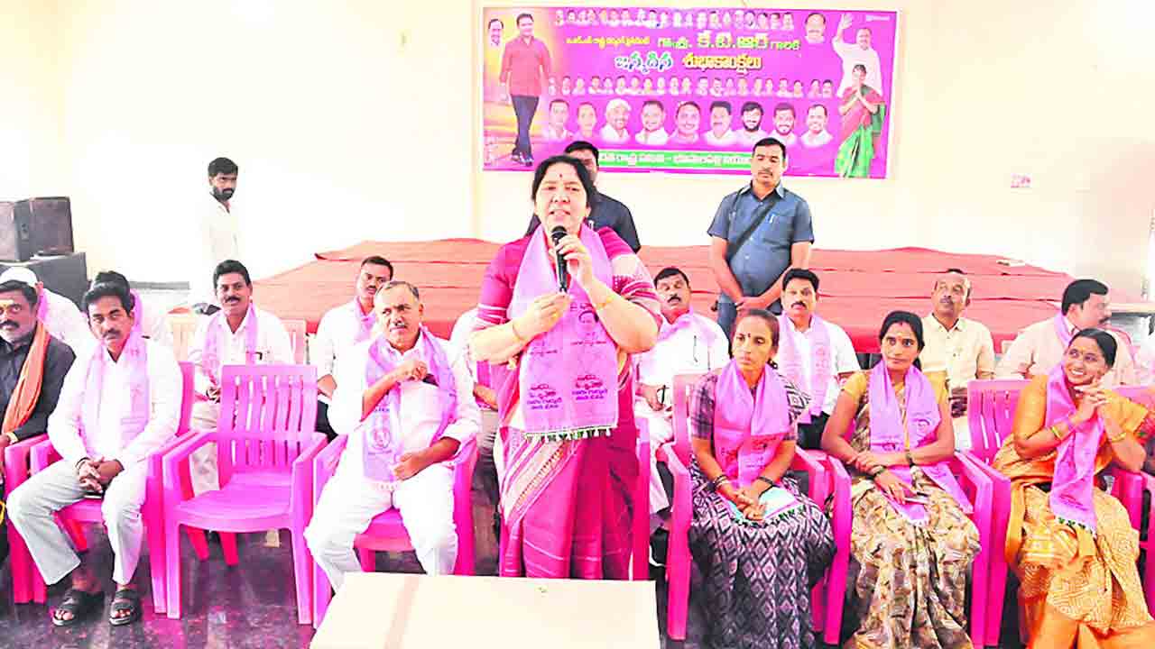 తొలి అడుగు దద్దరిల్లాలె..