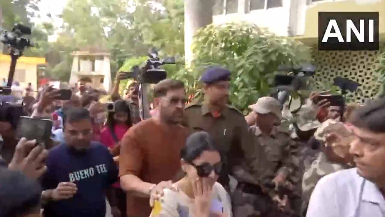 MS Dhoni | భార్య సాక్షితో కలిసి ఓటు హక్కు వినియోగించుకున్న ధోనీ.. Video