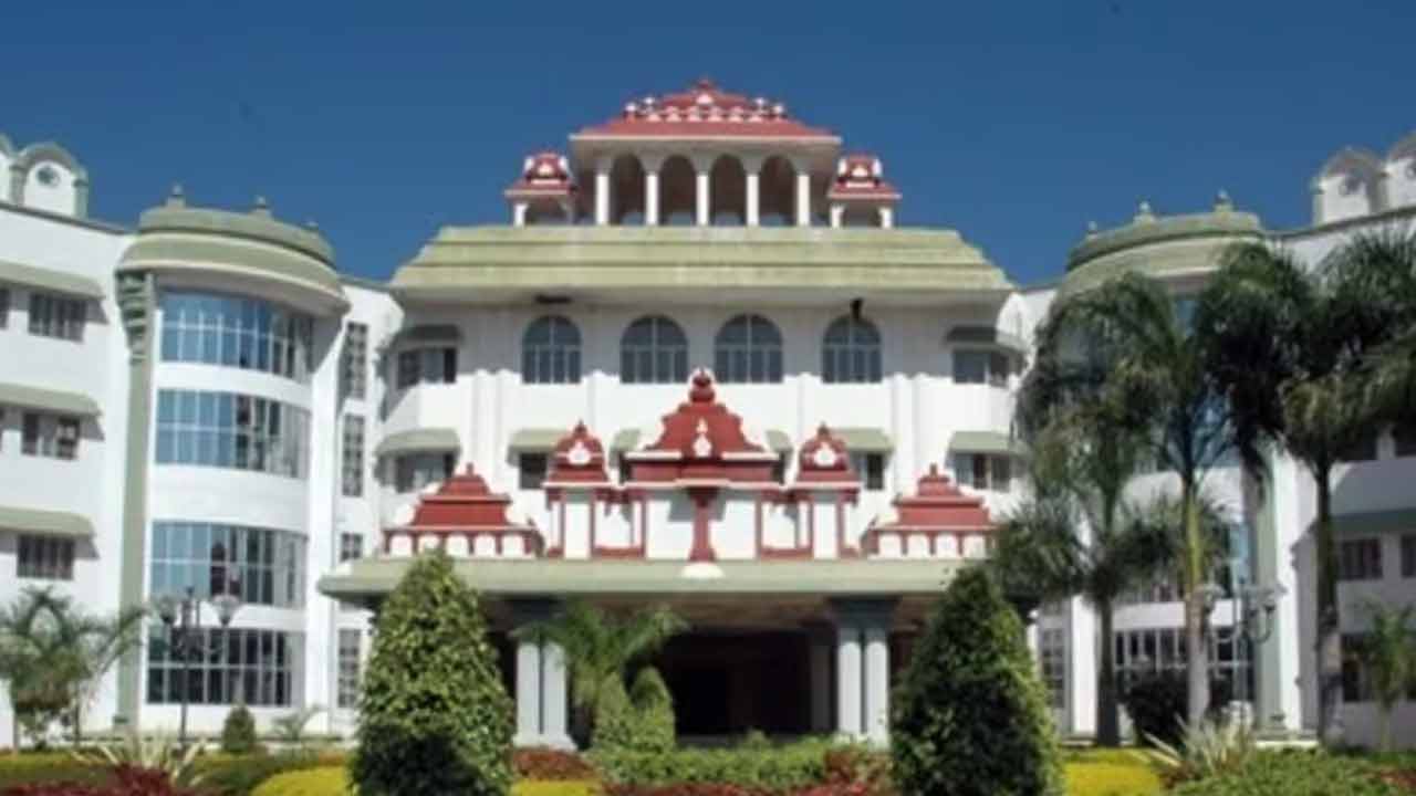 Madras HC | ప్రేమికుల నడుమ ముద్దులు, కౌగిలింతలు నేరం కాదు : మద్రాస్ హైకోర్టు