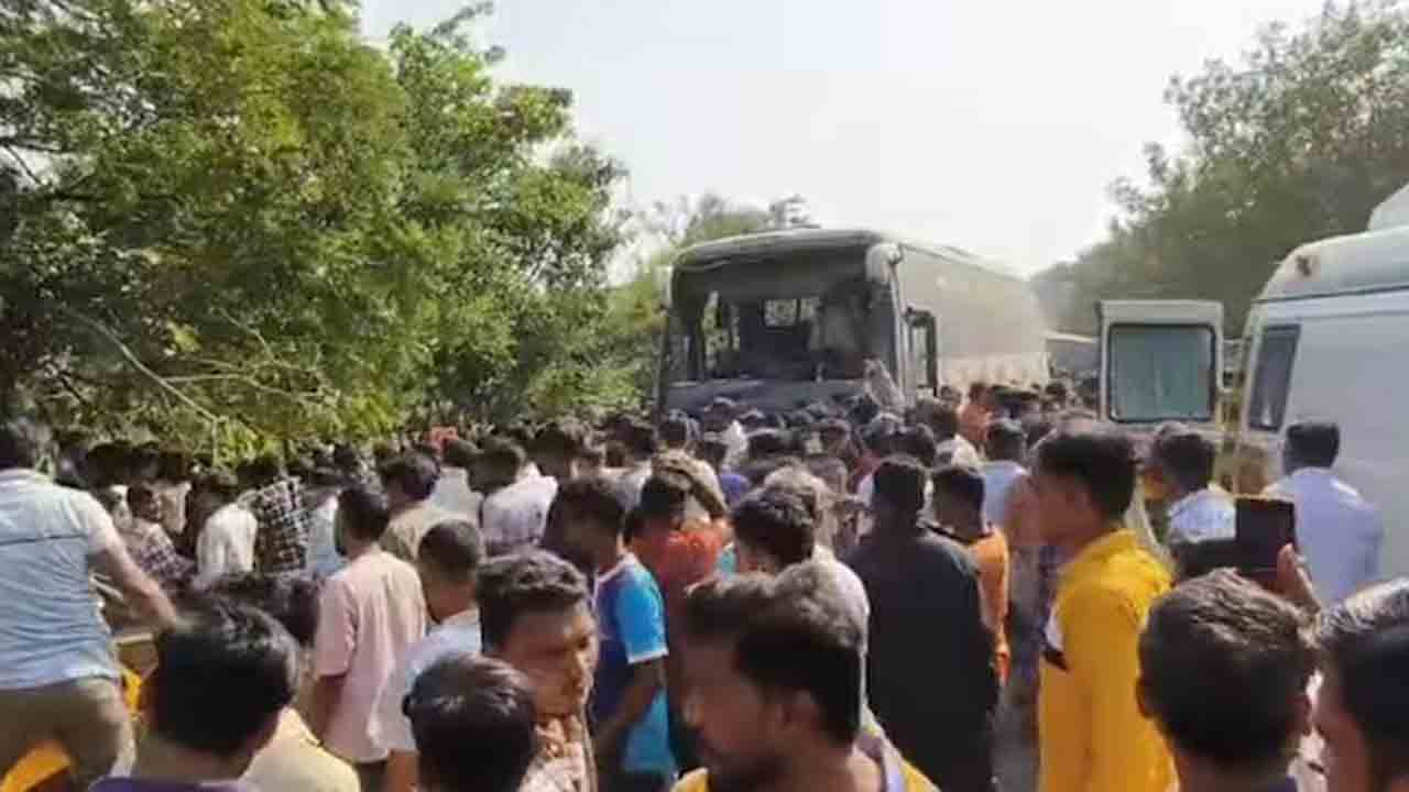 Bus Overturns | బైక్‌ను తప్పించే క్రమంలో ఆర్టీసీ బస్సు బోల్తా.. తొమ్మిది మంది మృతి