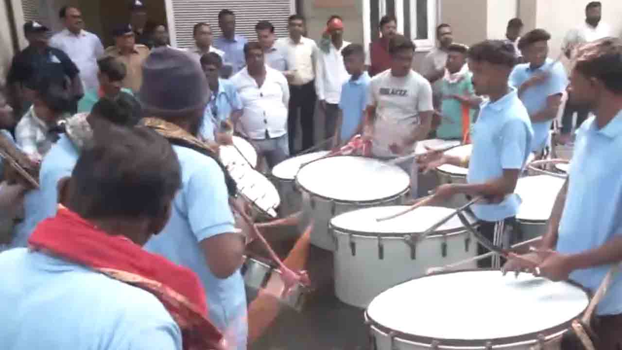 Maharashtra Elections | మహా పీఠం మహాయుతిదే.. కూటమి నేతల సంబరాలు షురూ