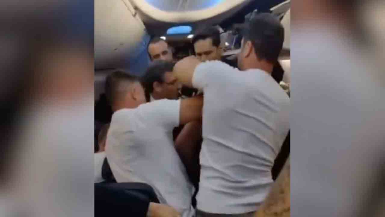 Watch: విమానం ఎమర్జెన్సీ డోర్‌ తెరిచేందుకు వ్యక్తి యత్నం.. తర్వాత ఏం జరిగిందంటే?