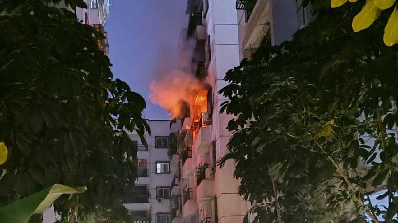 Fire Accident | మణికొండలోని అపార్టుమెంటులో భారీ అగ్నిప్రమాదం.. వీడియో