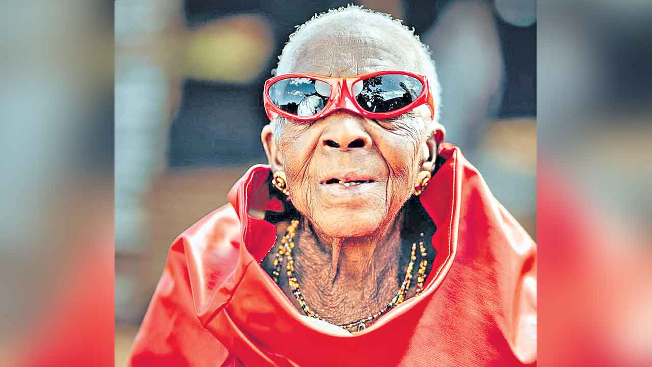 వావ్‌.. బామ్మా!… ఎనభైల్లోనూ యవ్వనాన్ని సవాలు చేస్తూ..