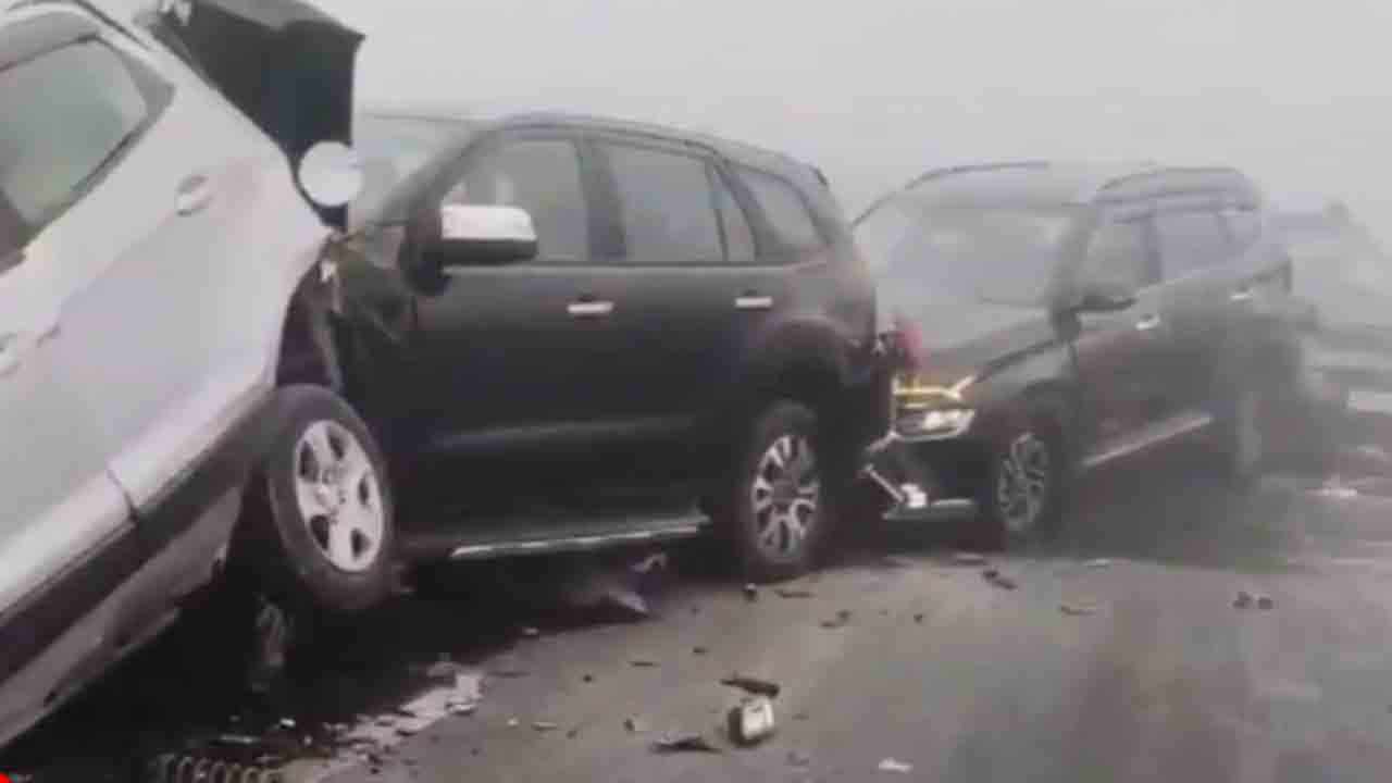 Massive Pile Up | పొగమంచు కారణంగా ఢీకొన్న వాహనాలు.. ఇద్దరు మృతి.. అనేక మందికి గాయాలు