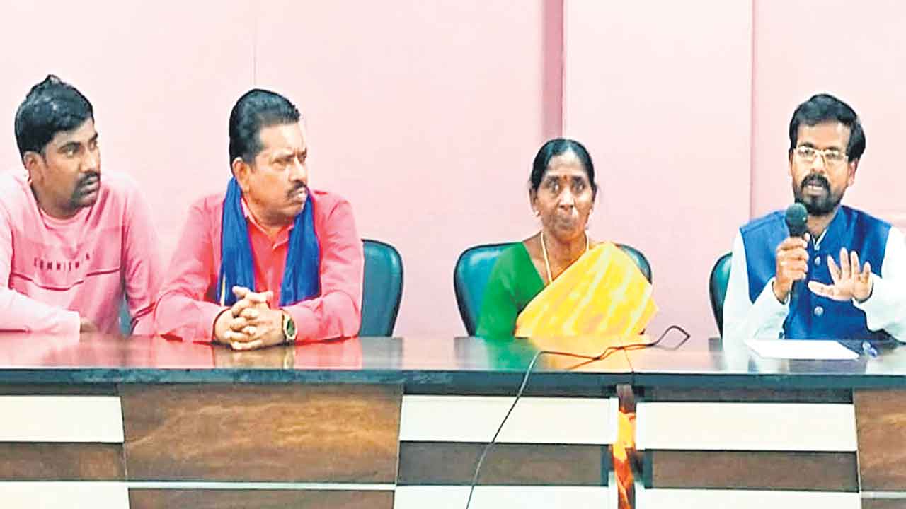 దళిత మహిళలపై మంత్రి శ్రీధర్బాబు కక్ష సాధింపు