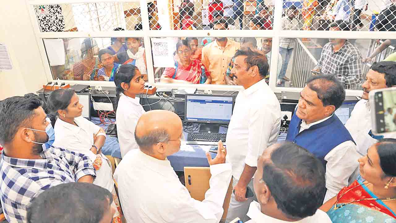 వైద్యసిబ్బంది సరిగ్గా విధులు నిర్వర్తించాలి