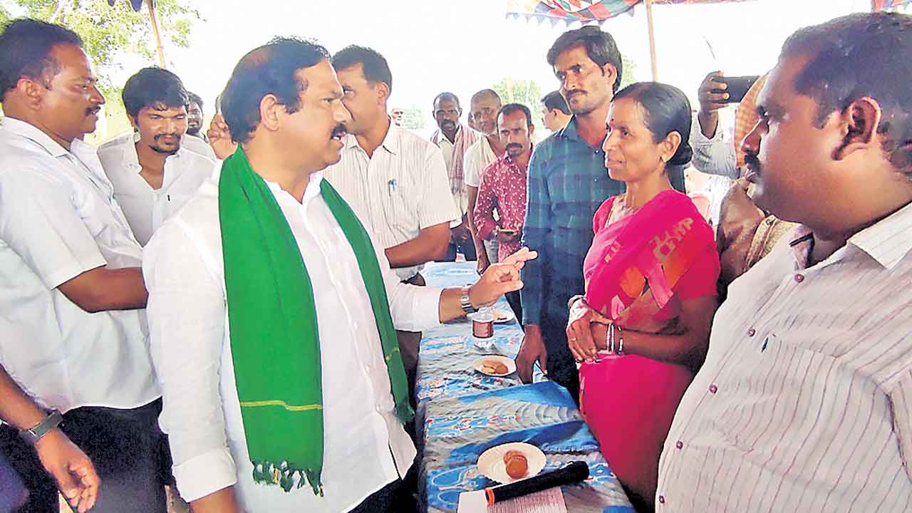 మాకు రుణమాఫీ ఎప్పుడైతది?