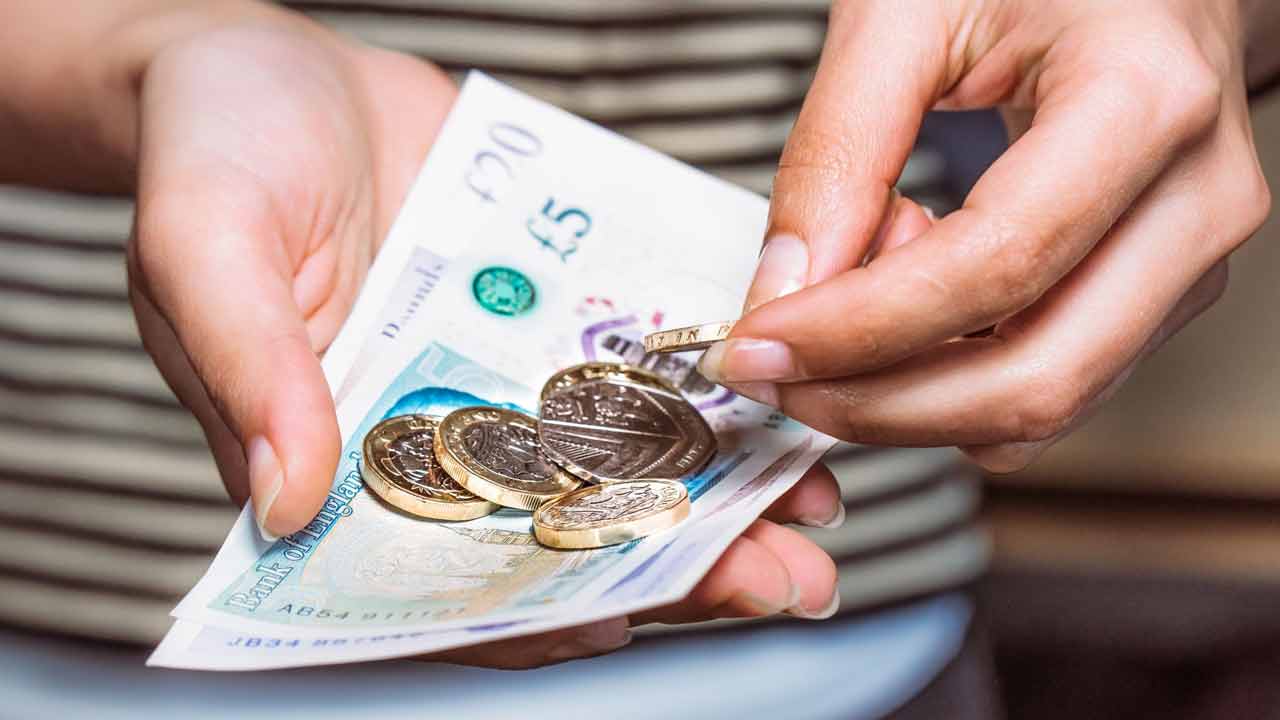 Money saving tips | ఎంత సంపాదించినా డబ్బు మిగలడం లేదా.. అయితే ఈ మనీ సేవింగ్ టిప్స్ మీ కోసమే..!