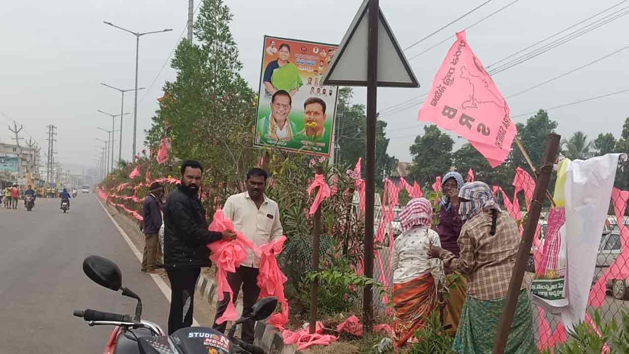 Mulugu | బీఆర్‌ఎస్‌ జెండాలు, తోరణాలు తొలగింపు.. ములుగులో తీవ్ర ఉద్రిక్తత