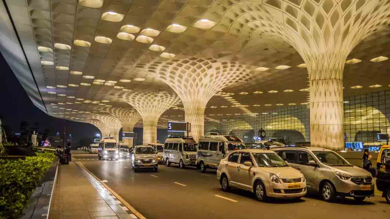 Mumbai airport | ముంబై ఎయిర్‌పోర్ట్‌ను పేల్చేసేందుకు కుట్ర.. బెదిరింపు కాల్‌తో అప్రమత్తమైన అధికారులు