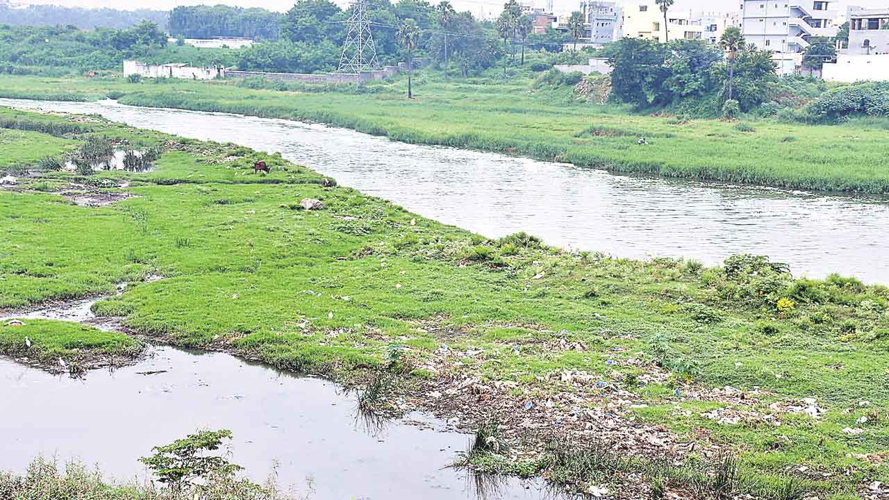 మూసీ నదిలో కాసుల వేట..!