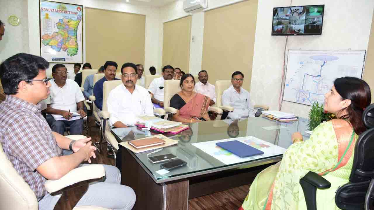 తిరుమల తరహాలో శ్రీశైల క్షేత్రం అభివృద్ధి.. మాస్ట‌ర్ ప్లాన్‌కు నివేదిక‌లివ్వండి.. అధికారుల‌కు నంద్యాల క‌లెక్ట‌ర్ రాజ‌కుమారి ఆదేశం