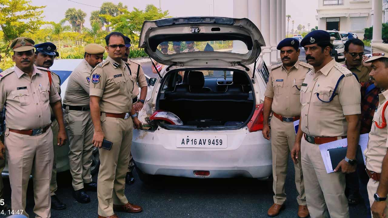 లగ్జరీ కార్లలో గంజాయి తరలింపు