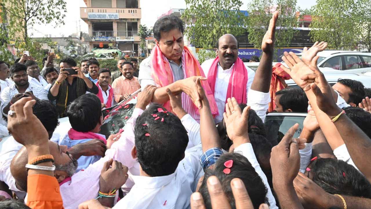 కేటీఆర్‌కు అడుగడుగునా ఘన స్వాగతం