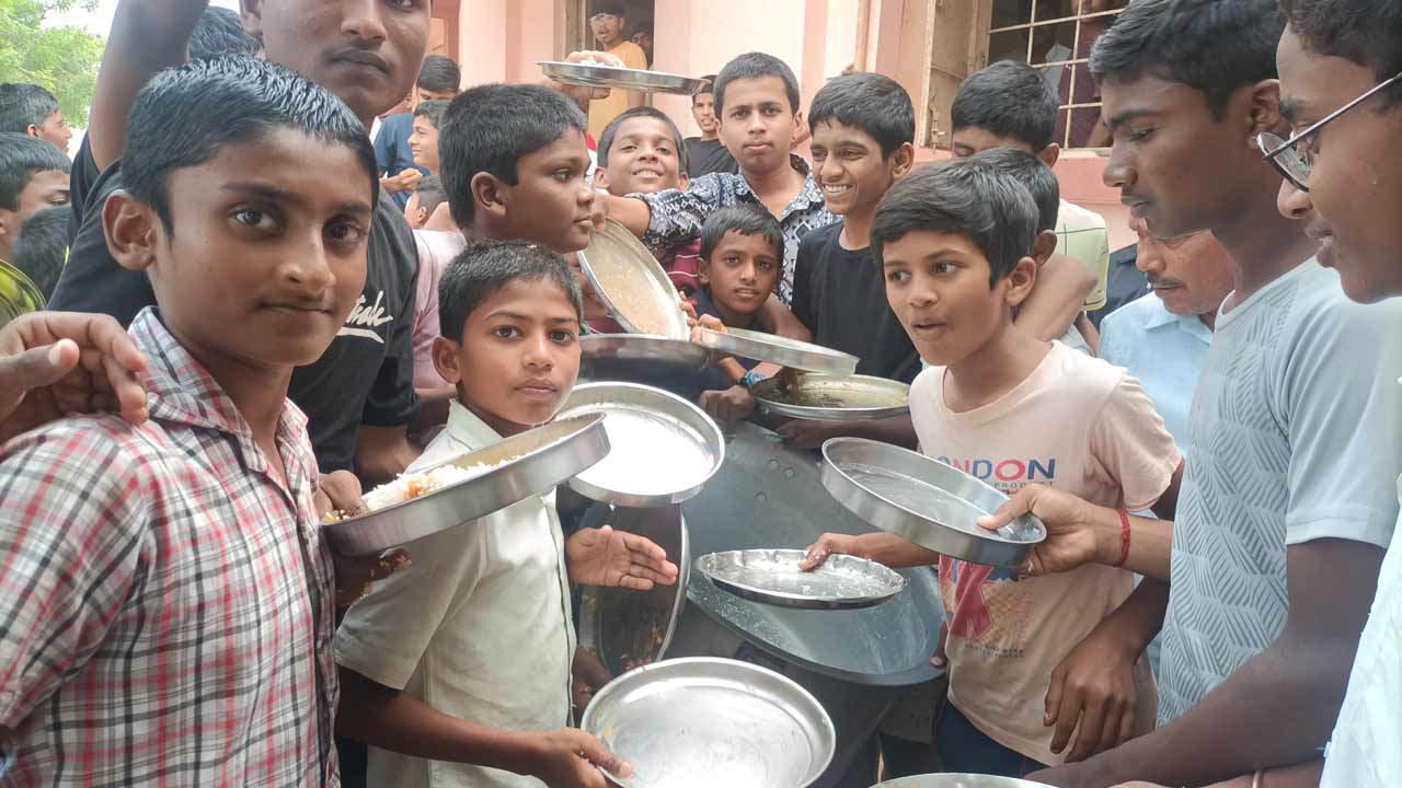 అన్నంలో పురుగులు వస్తున్నాయి