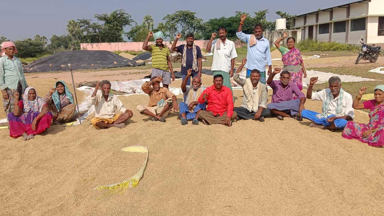 ధాన్యం కొనుగోలు చేయాలని రైతుల ధర్నా