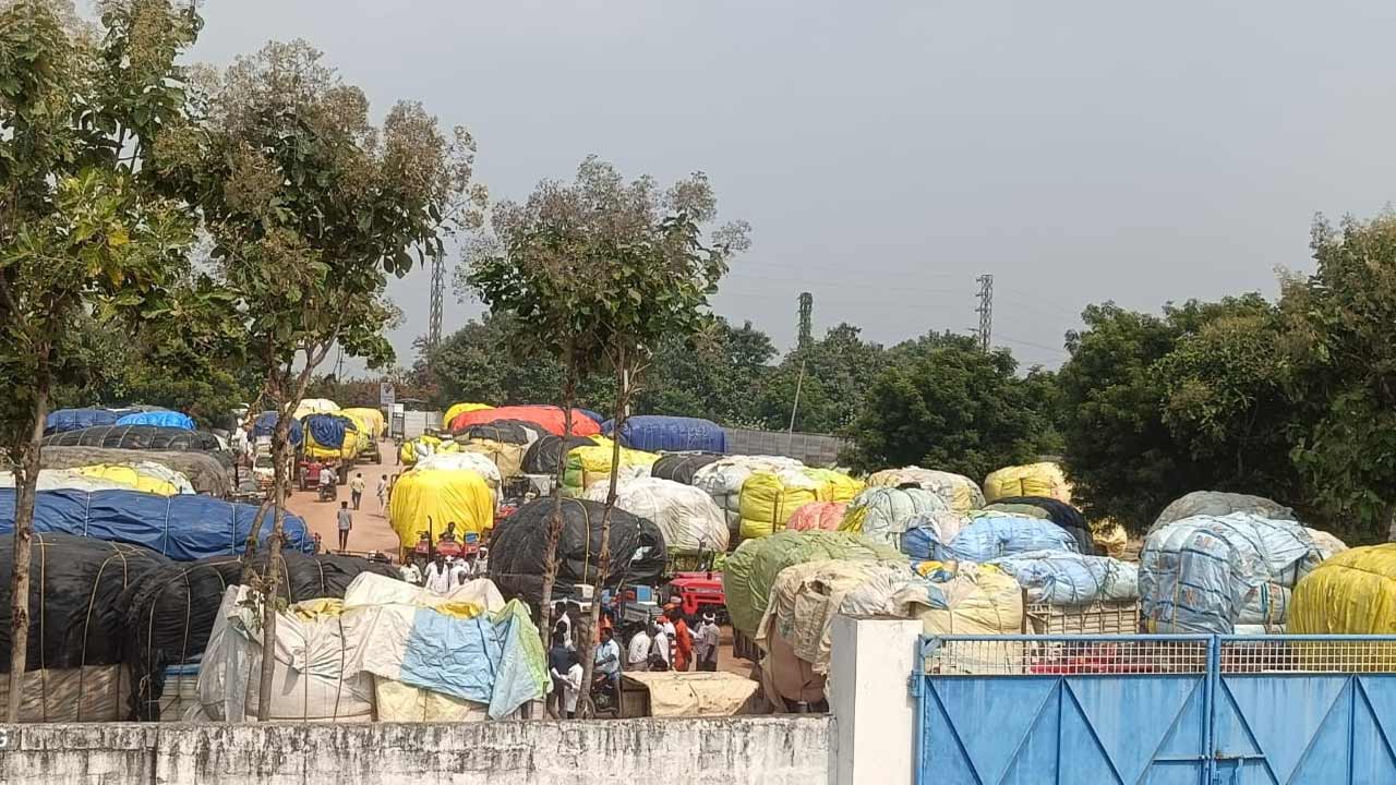 మిల్లులకు పోటెత్తిన పత్తి