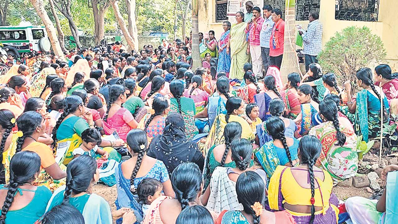 షరతులు లేకుండా జీవనభృతి ఇవ్వాలి