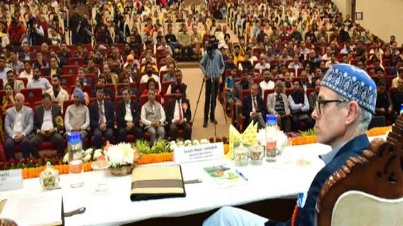 Omar Abdullah | పెద్ద కుర్చీలో కూర్చొనేందుకు నిరాకరించిన ఒమర్‌ అబ్దుల్లా..   ఎందుకంటే?