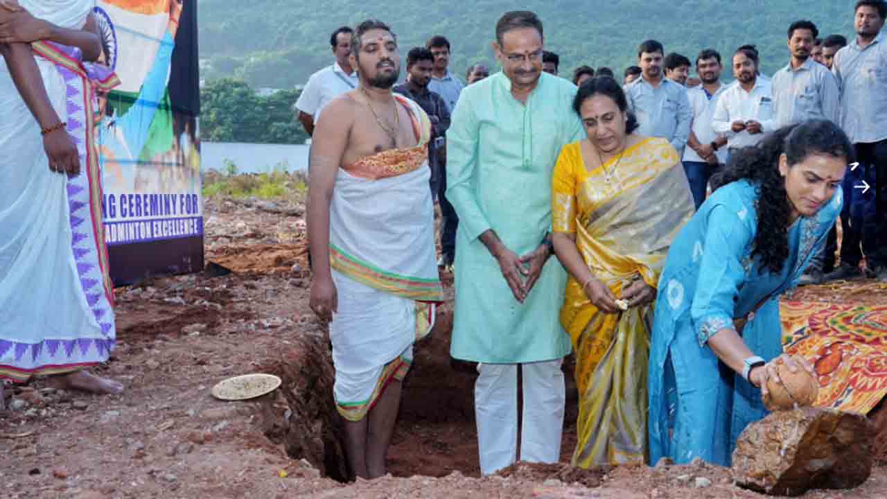PV Sindhu | విశాఖలో బ్యాడ్మింటన్‌ అకాడమీకి భూమి పూజ చేసిన పీవీ సింధు