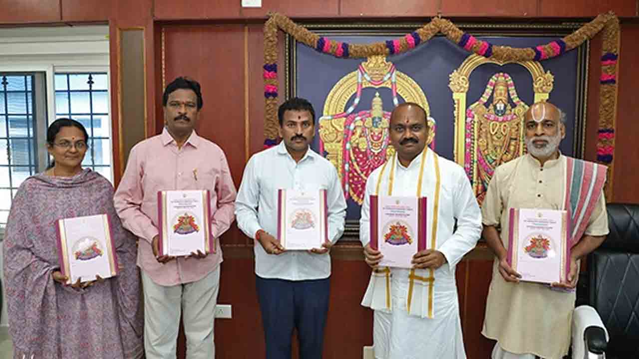 Brahmotsavams | ప‌ద్మావ‌తి అమ్మవారి బ్రహ్మోత్సవాల బుక్‌లెట్ ఆవిష్కరించిన టీటీడీ ఈవో