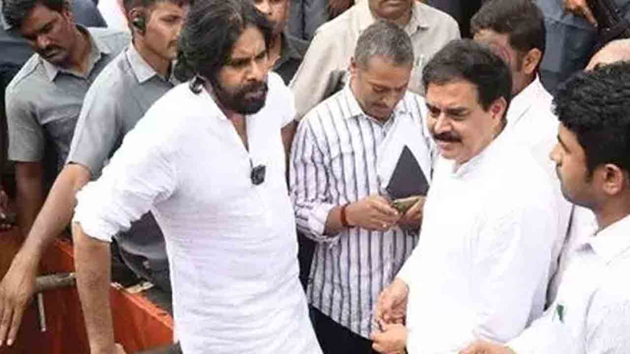 Pawan Kalyan | కాకినాడ పోర్టులో పవన్‌కల్యాణ్‌ తనిఖీలు.. అధికారుల వ్యవహారంపై మండిపాటు.. ఎమ్మెల్యేకు చురకలు