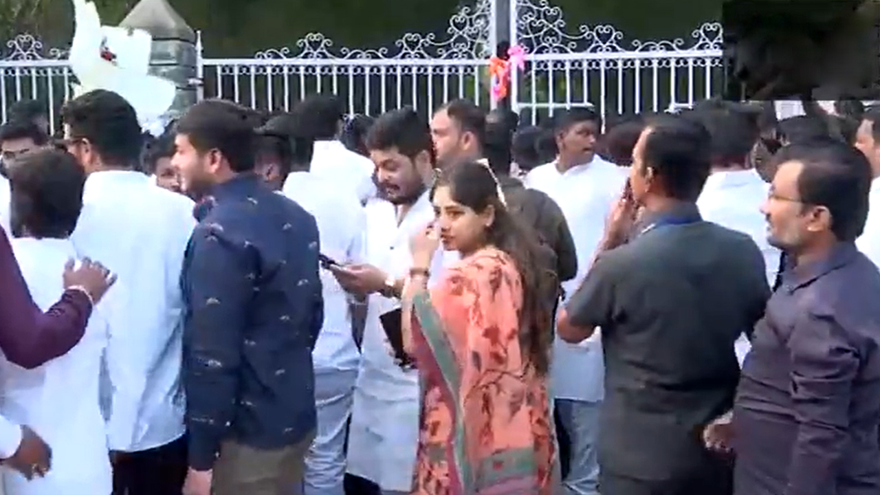 Sharad Pawar | తెల్లవారుజామునే శరద్‌ పవార్‌ ఇంటి ముందు జనం బారులు.. ఎందుకో తెలుసా..?