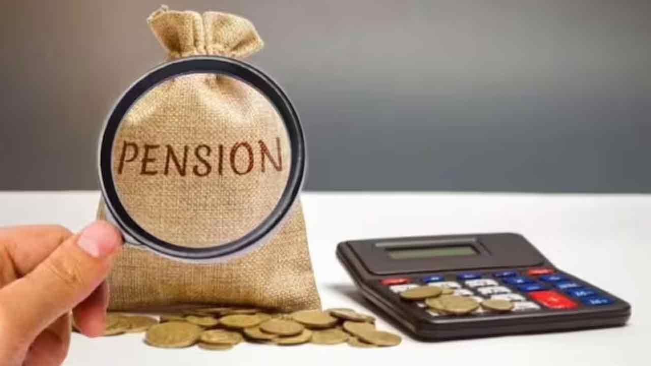 Pensions | 1500 మంది ప్రభుత్వ అధికారులకు సామాజిక పెన్షన్‌.. వడ్డీతో సహా వసూలు చేయాలని మంత్రి ఆదేశం
