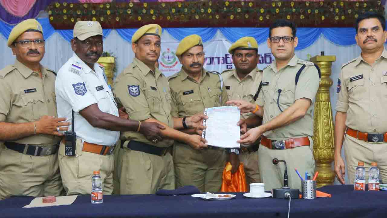 అపరిష్కృత సమస్యలు పరిష్కరిస్తాం