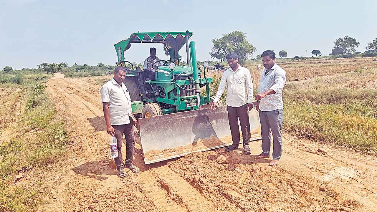 సొంత డబ్బులతో రోడ్డు బాగుచేశారు..