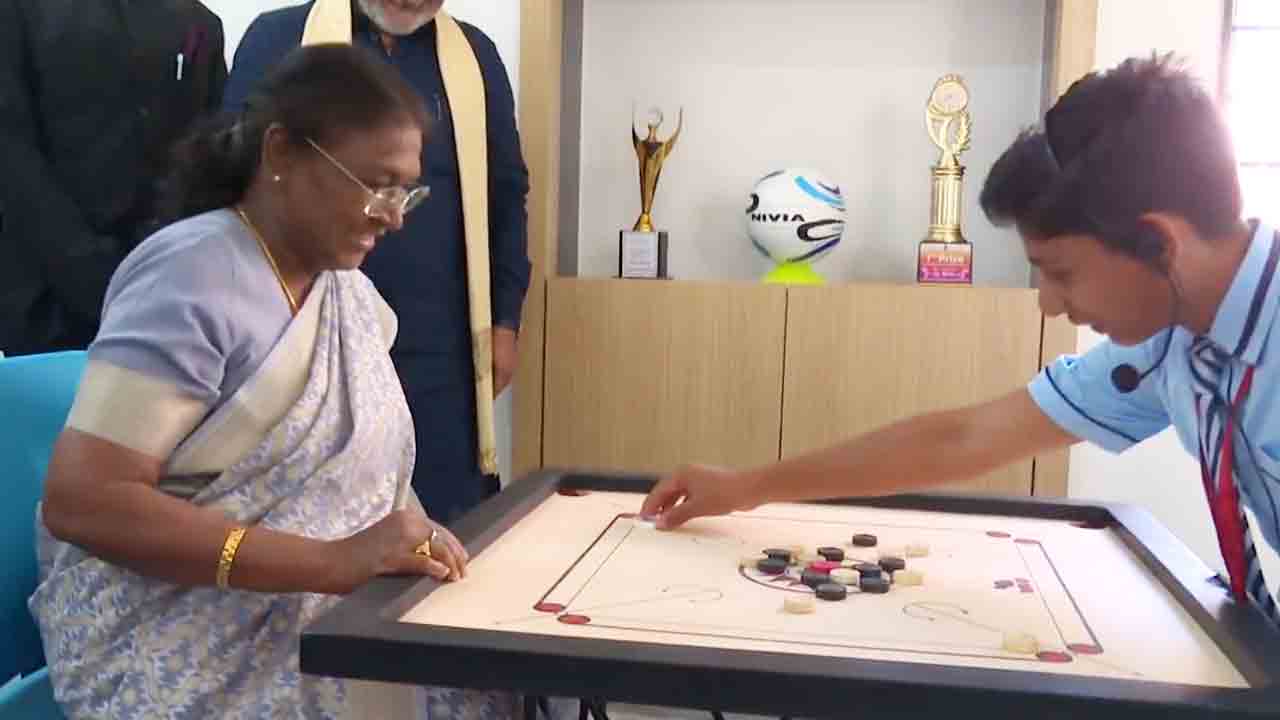 Droupadi Murmu | చిన్నారులతో కలిసి క్యారమ్స్‌ ఆడిన రాష్ట్రపతి ముర్ము.. వీడియో