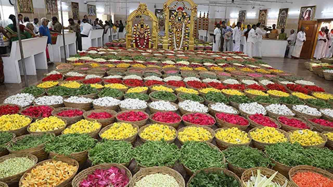Pushpa Yagam | తిరుమలలో వైభవంగా పుష్పయాగం.. టన్నుల కొలది వివిధ రకాల పుష్పాలు శ్రీవారికి సమర్పణ