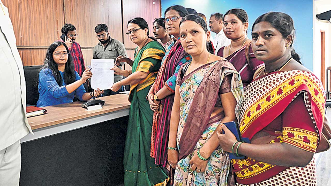 వేతనాలు చెల్లించండి మహాప్రభో..