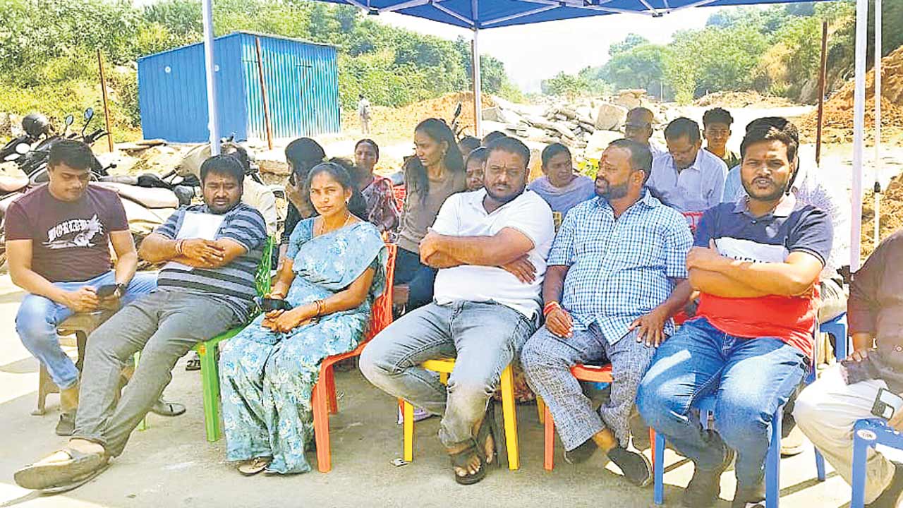 కుమారి ఆంటీకో న్యాయం.. మాకో న్యాయమా..?