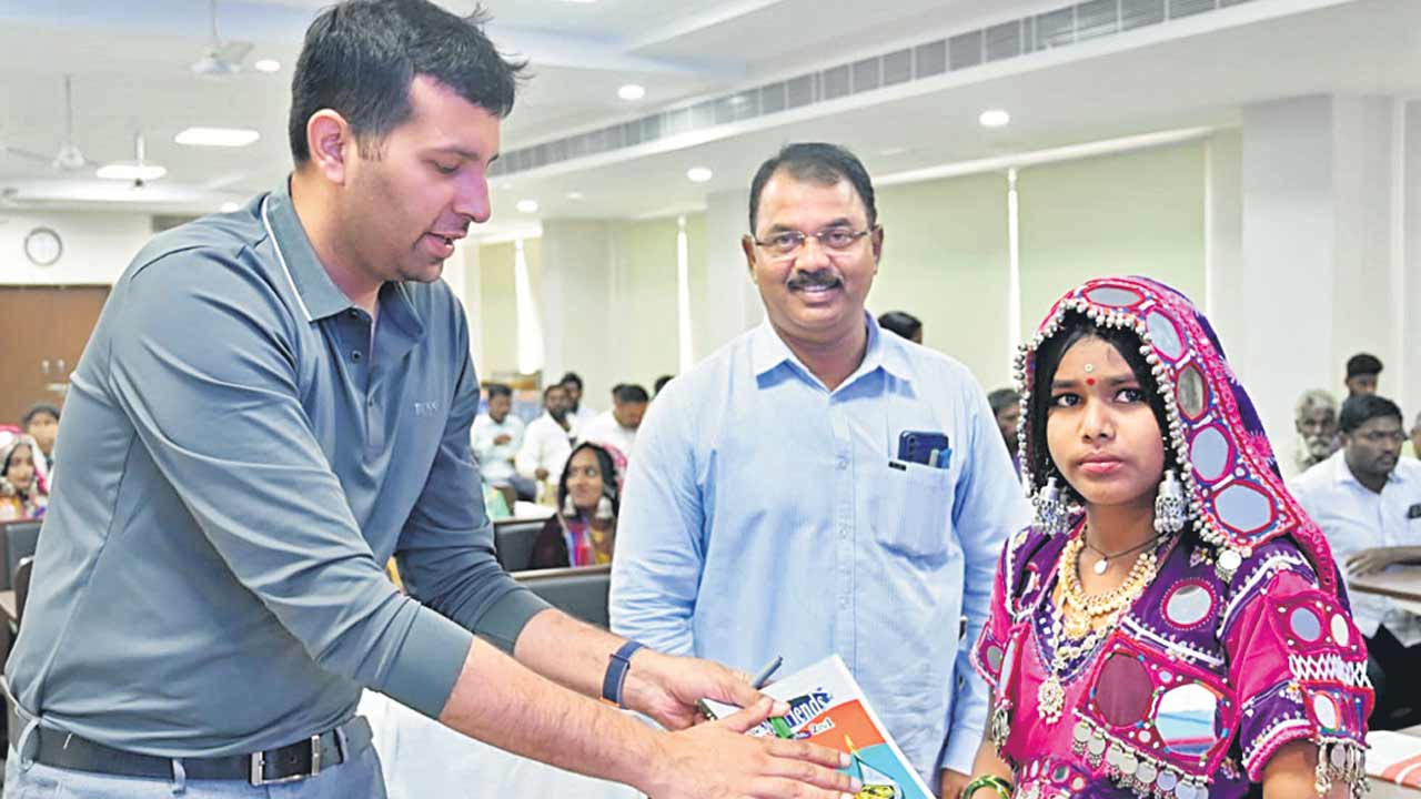 గిరిజనుల జీవన ప్రమాణాలను మెరుగుపర్చాలి