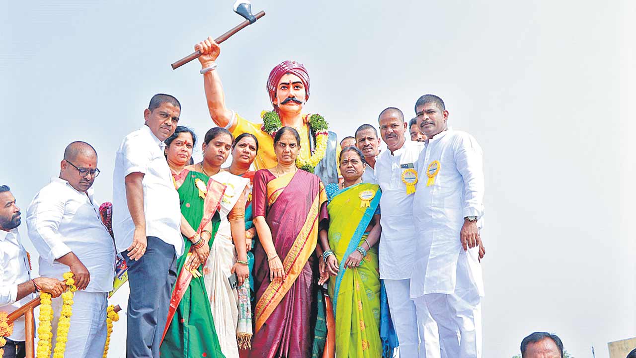 దొడ్డి కొమరయ్య త్యాగం వెలకట్టలేనిది..