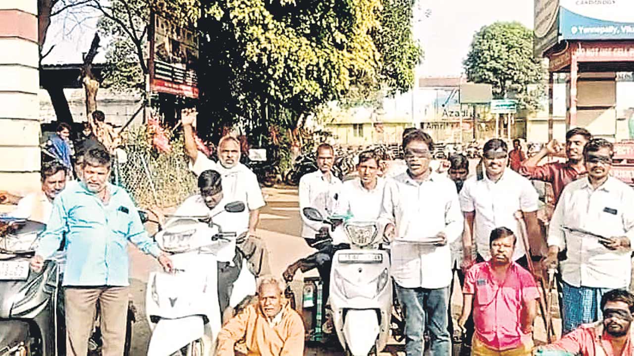 రేవంత్రెడ్డి పాలనలో ఆసరా పింఛన్లు రాక భిక్షాటన