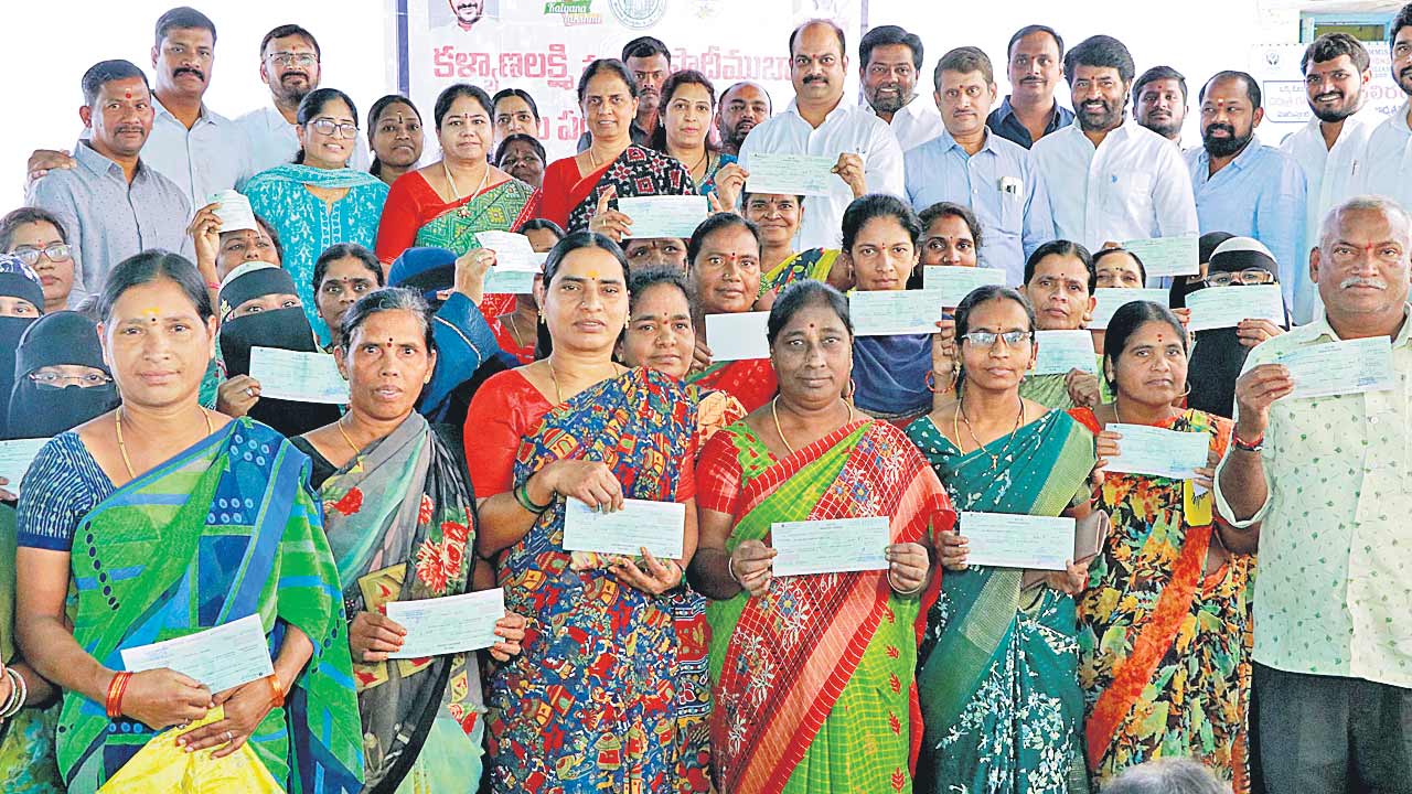 నల్లగొండ నుంచి కాదు.. హైదరాబాద్‌లో పాదయాత్ర చేయాలి