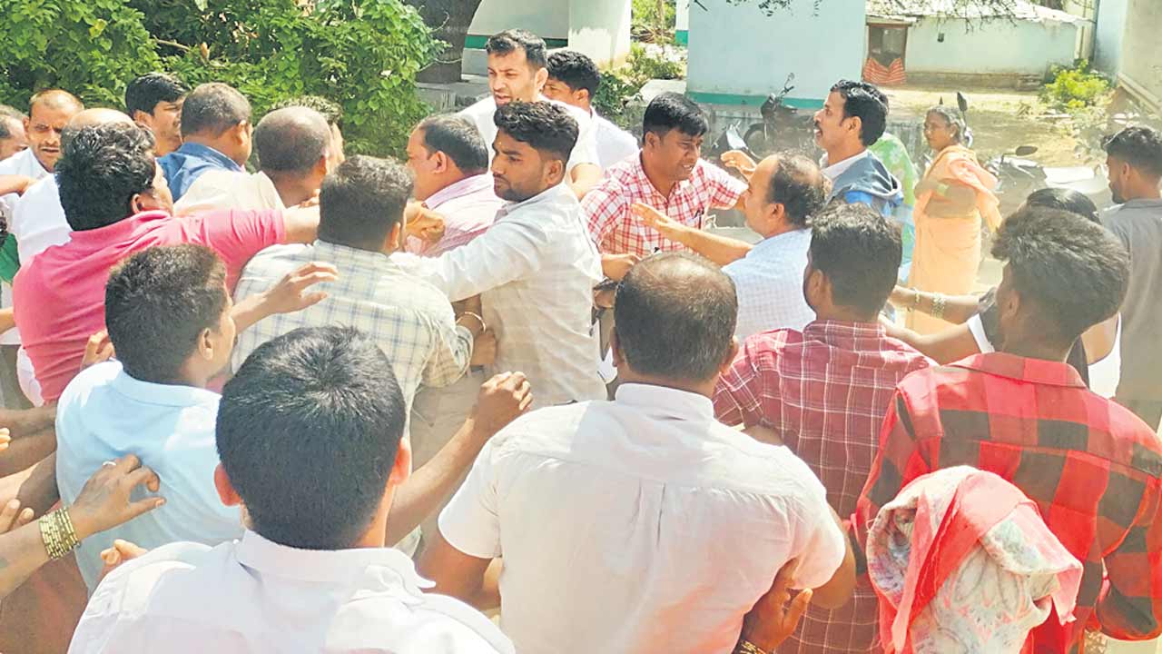 భూములిచ్చేదే లేదంటూ.. తిరగబడ్డ రైతులు