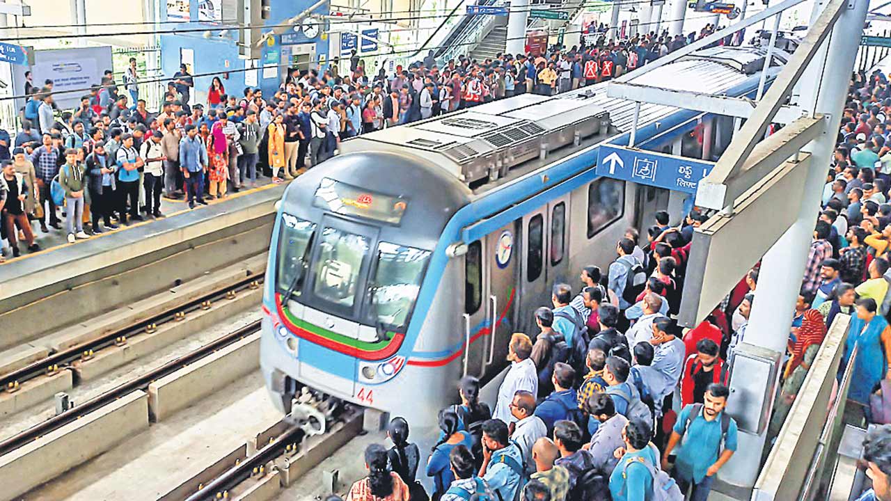 Hyderabad Metro | ఆగిపోయిన మెట్రో.. ఉక్కిరిబిక్కిరైన నగర వాసులు