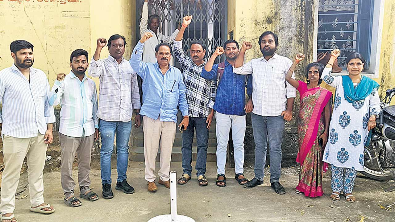 రెవెన్యూ ఉద్యోగుల విధుల బహిష్కరణ