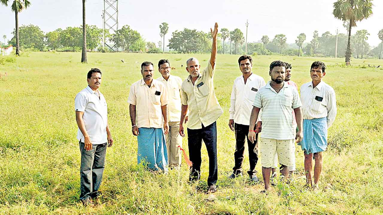 RRR | ట్రిపుల్‌ ఆర్‌ ఉత్తర భాగం అలైన్‌మెంట్‌ మార్చాల్సిందే.. భూములు ఇచ్చేది లేదంటున్న రైతులు!