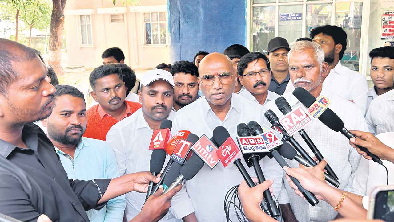 సీఎం సోదరులపై పీడీ యాక్ట్‌ పెట్టాలి