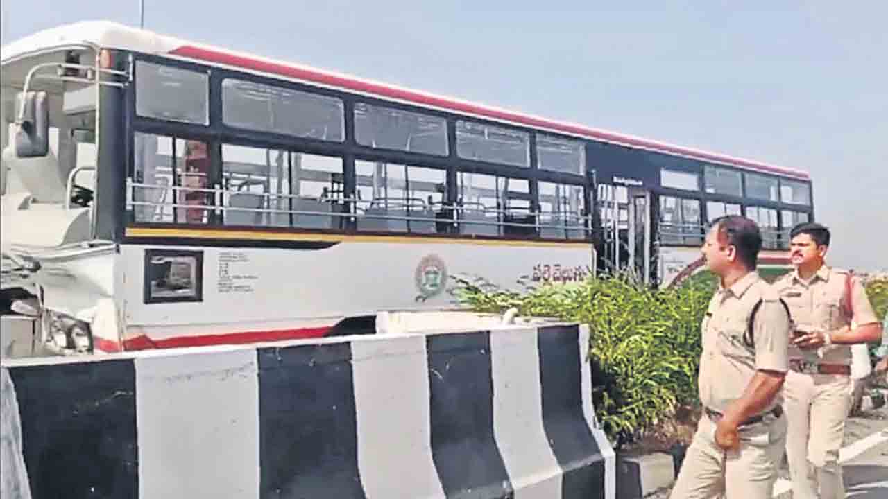 డివైడర్‌పైకి దూసుకెళ్లిన ఆర్టీసీ బస్సు